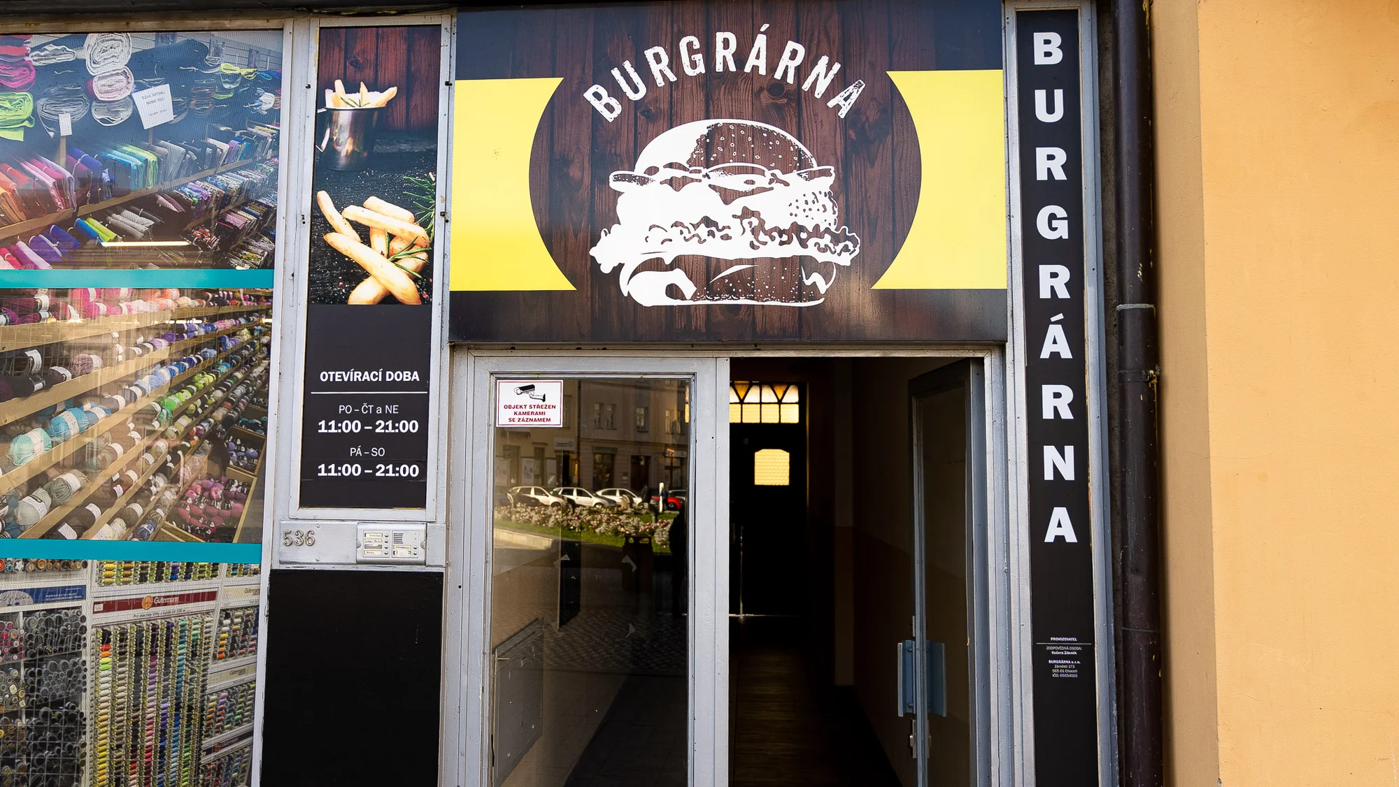 Burger hovězák z vyzrálého masa s hranolky i dipem - Obrázek 5