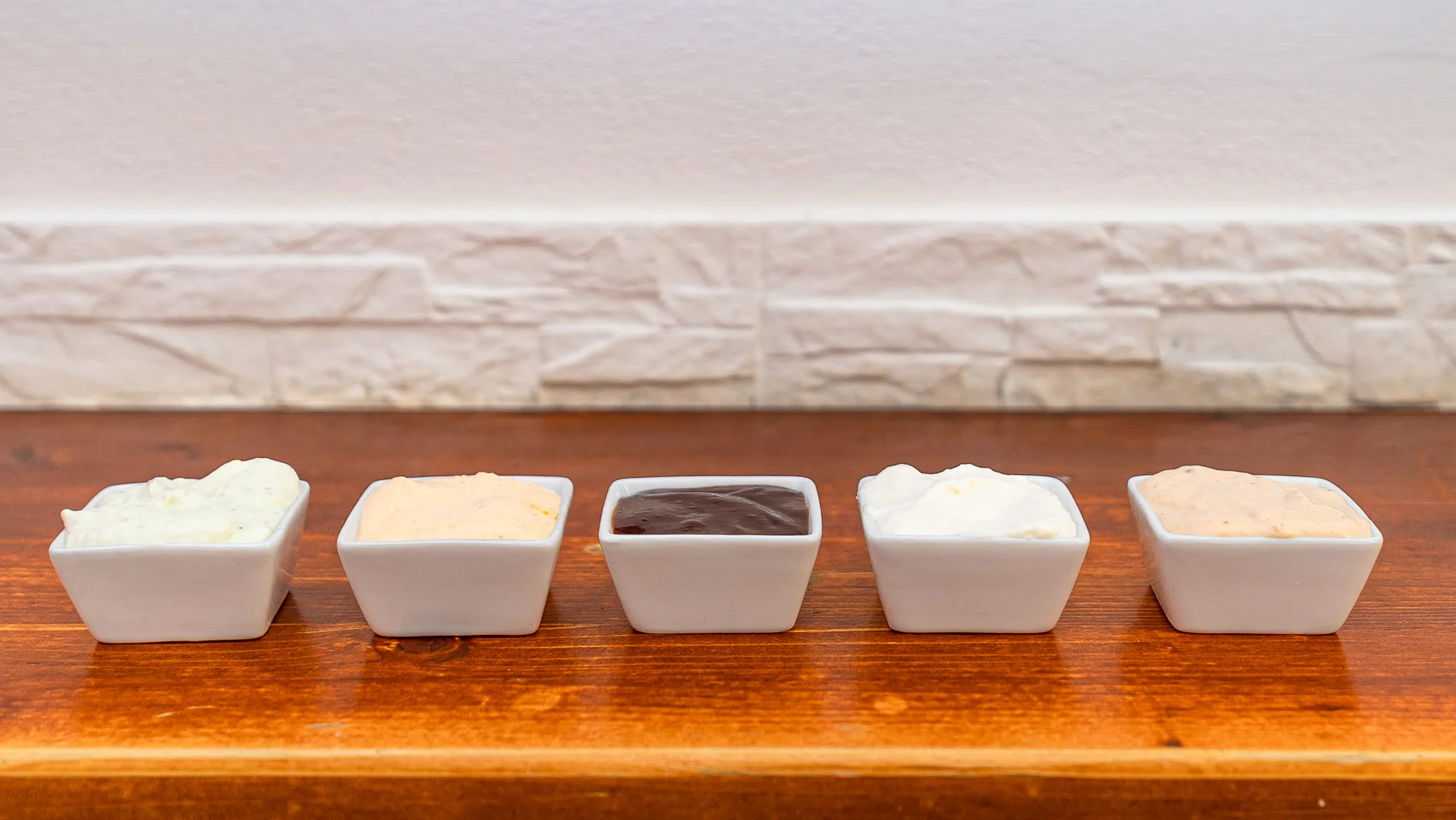 Burger hovězák z vyzrálého masa s hranolky i dipem - Obrázek 7