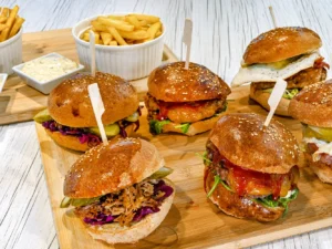6 miniburgerů s hranolky a dipy pro 2–3 osoby
