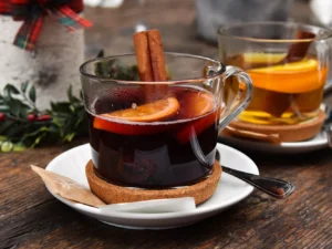 Horké nápoje u Staromáku: svařák či pumpkin latté s sebou