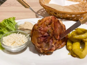 1-4 grilovaná kolena s křenem, hořčicí a pečivem