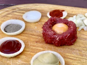 Až 500 gramů hovězího tataráku vč. topinek a česneku