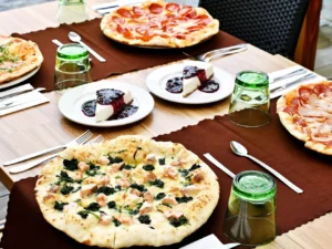 Pizza a cheesecake u Karlova mostu pro 1 či 2 os.