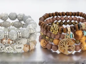 Široké náramky s kameny i polodrahokamy