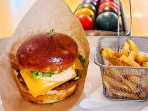 2 hod. bowlingu a tatarák, burger, smažák či quesadilla