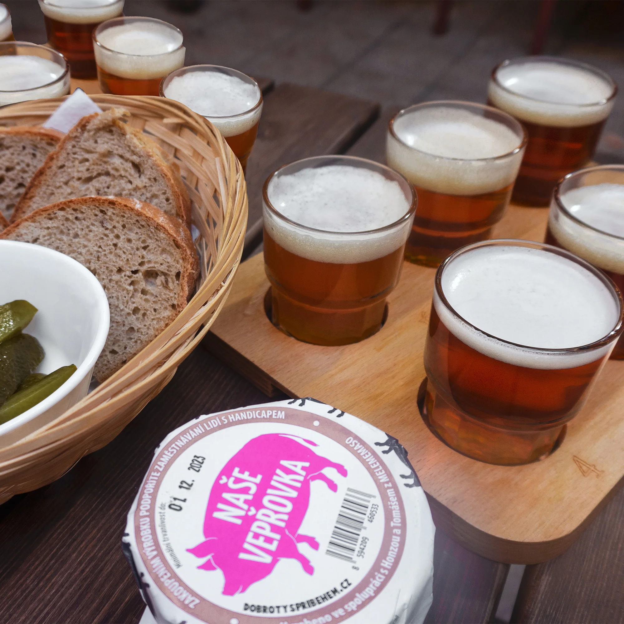 Pivní degustační prkénka: 6 piv a paštika pro 2 osoby - Obrázek 2