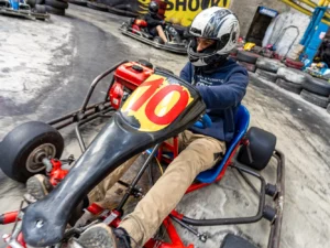 Jízda v motokáře ve čtyřúrovňové hale pro 2 osoby