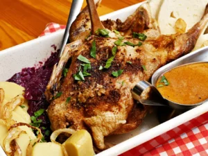 Dozlatova pečená kachna a knedlíky se zelím