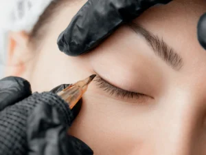 Permanentní make-up: rty, obočí i horní linky