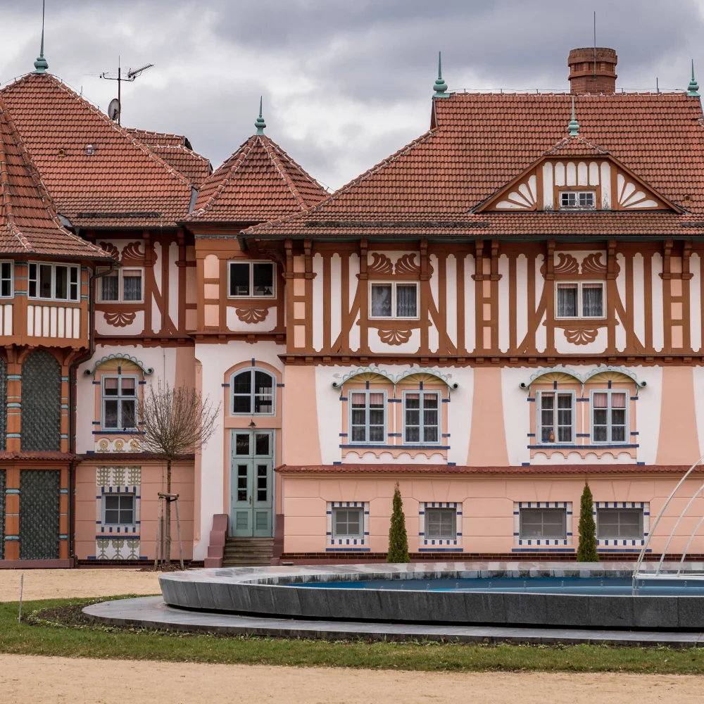 Pobyt v centru Luhačovic: strava, procedury i láhev vína - Obrázek 2