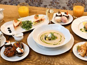 Čaj o páté či nedělní brunch v Chateau Ctěnice pro dva