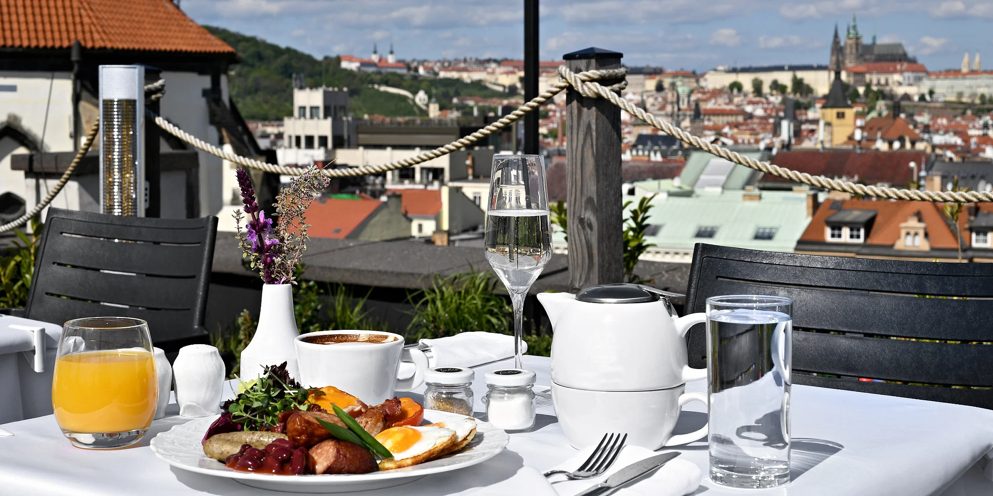 Snídaně či aperitivo ve sky baru s výhledem na Prahu - Obrázek 11