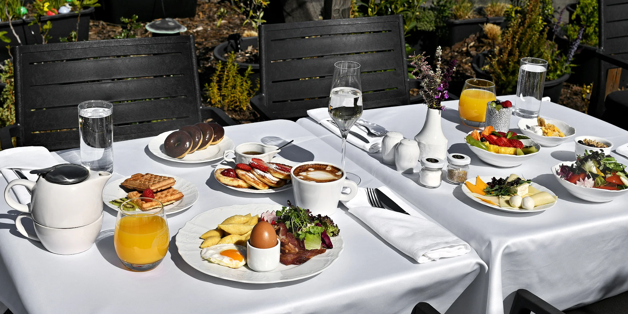 Snídaně či aperitivo ve sky baru s výhledem na Prahu - Obrázek 10
