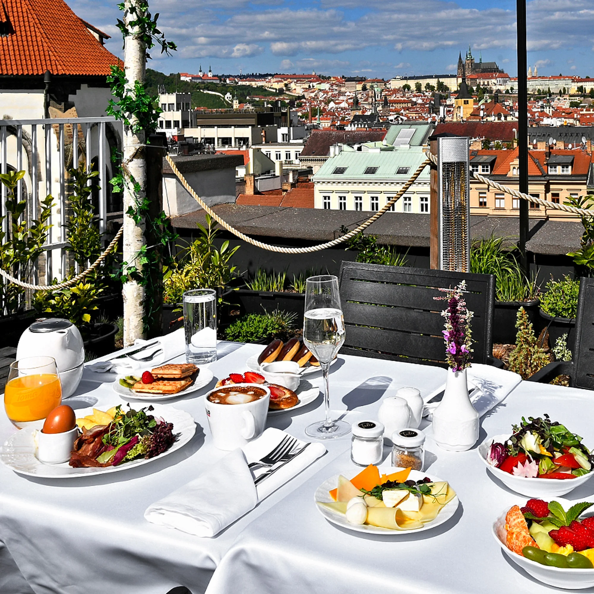 Snídaně či aperitivo ve sky baru s výhledem na Prahu - Obrázek 2