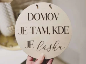 Dřevěné cedulky s milým textem o rodině i domově