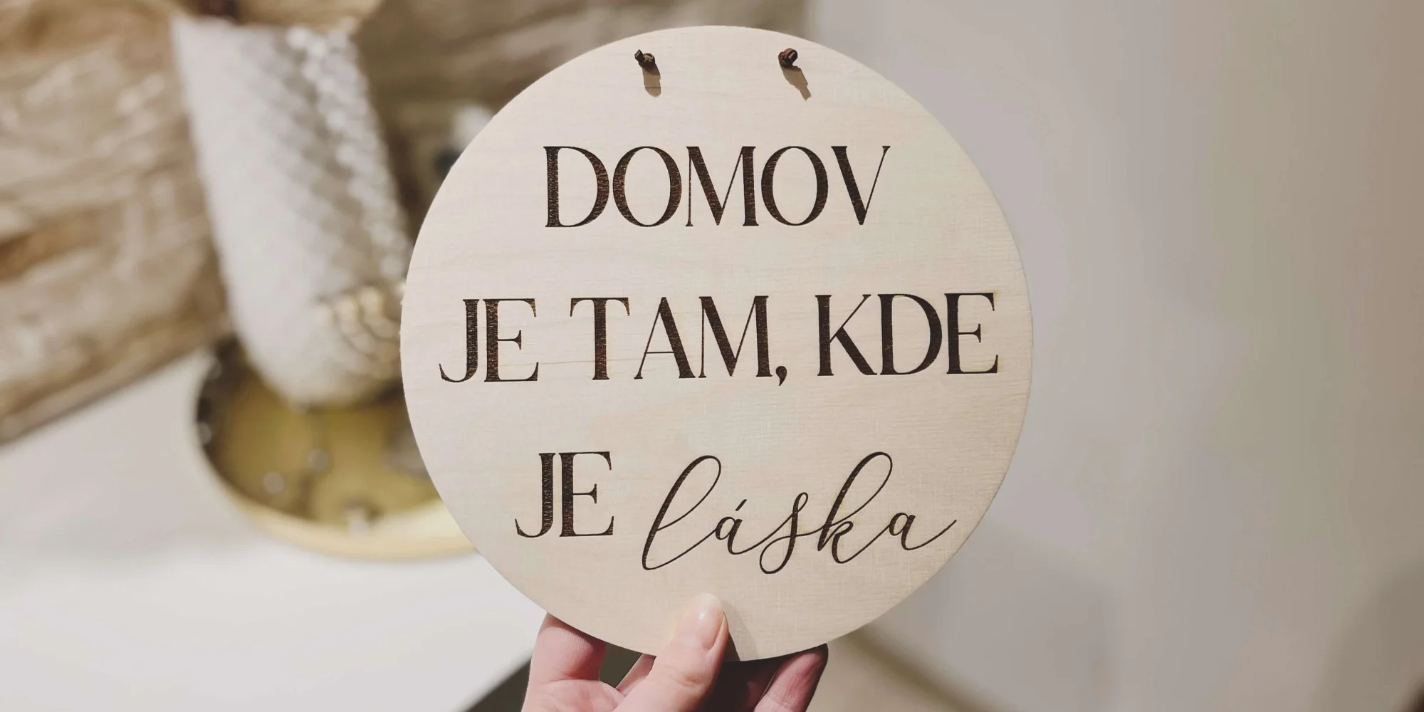 Dřevěné cedulky s milým textem o rodině i domově