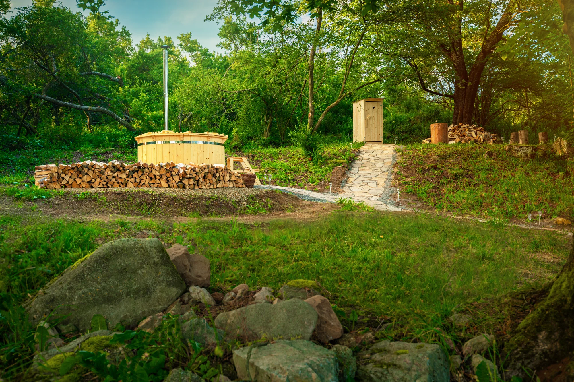 Tiny house uprostřed přírody: přírodní vyhřívaný sud i gril - Obrázek 9