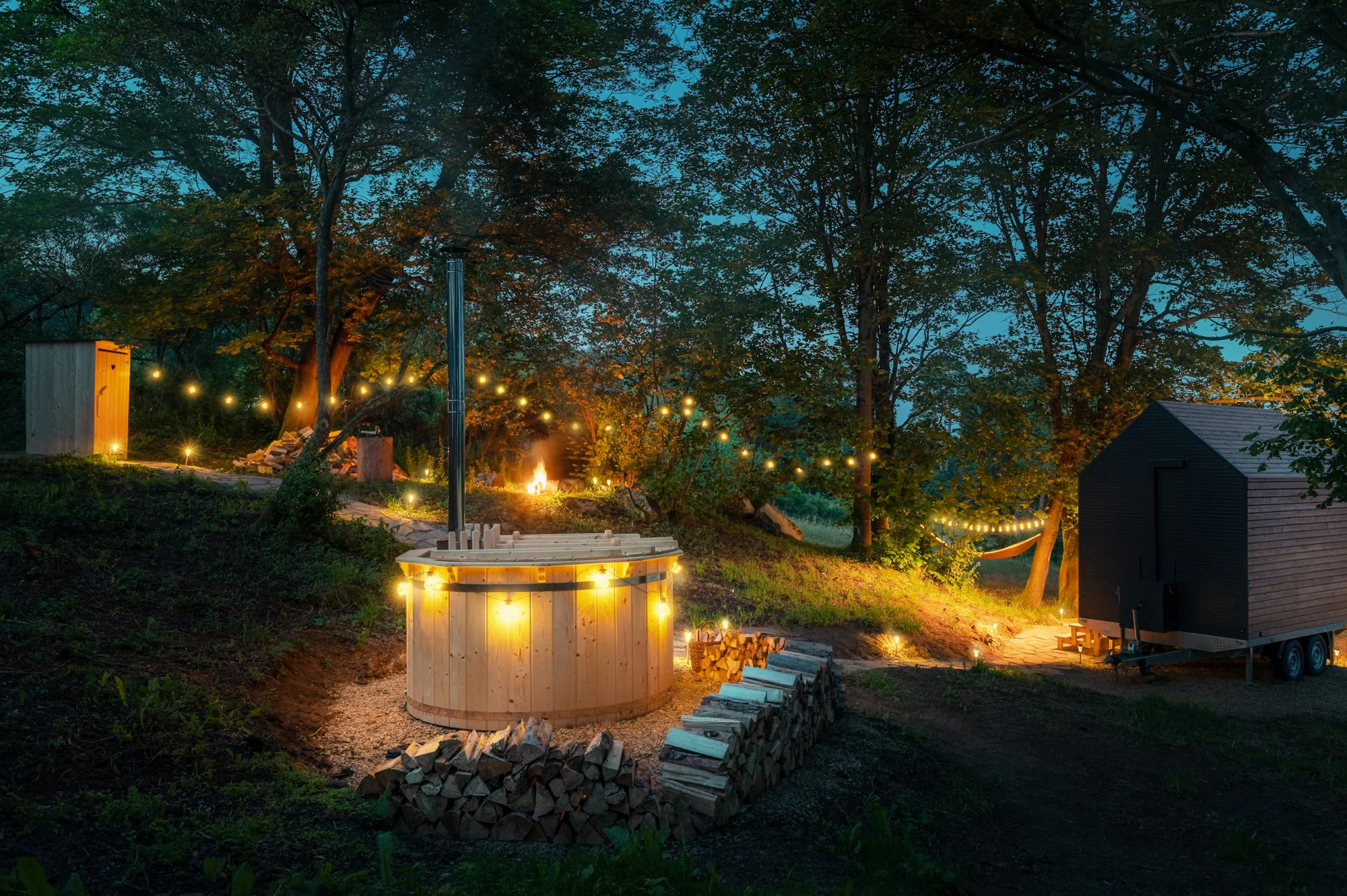 Tiny house uprostřed přírody: přírodní vyhřívaný sud i gril - Obrázek 8