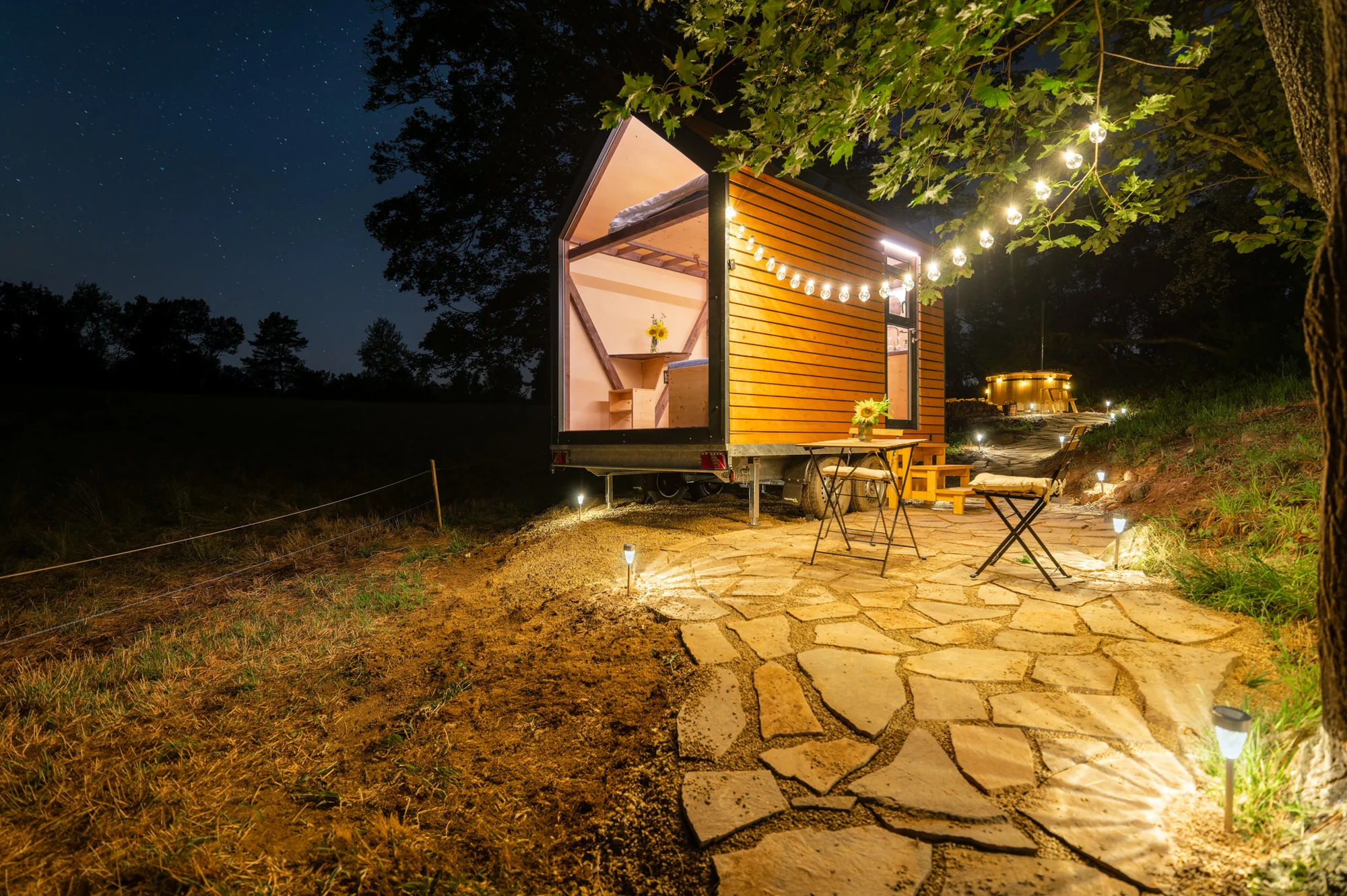 Tiny house uprostřed přírody: přírodní vyhřívaný sud i gril - Obrázek 11