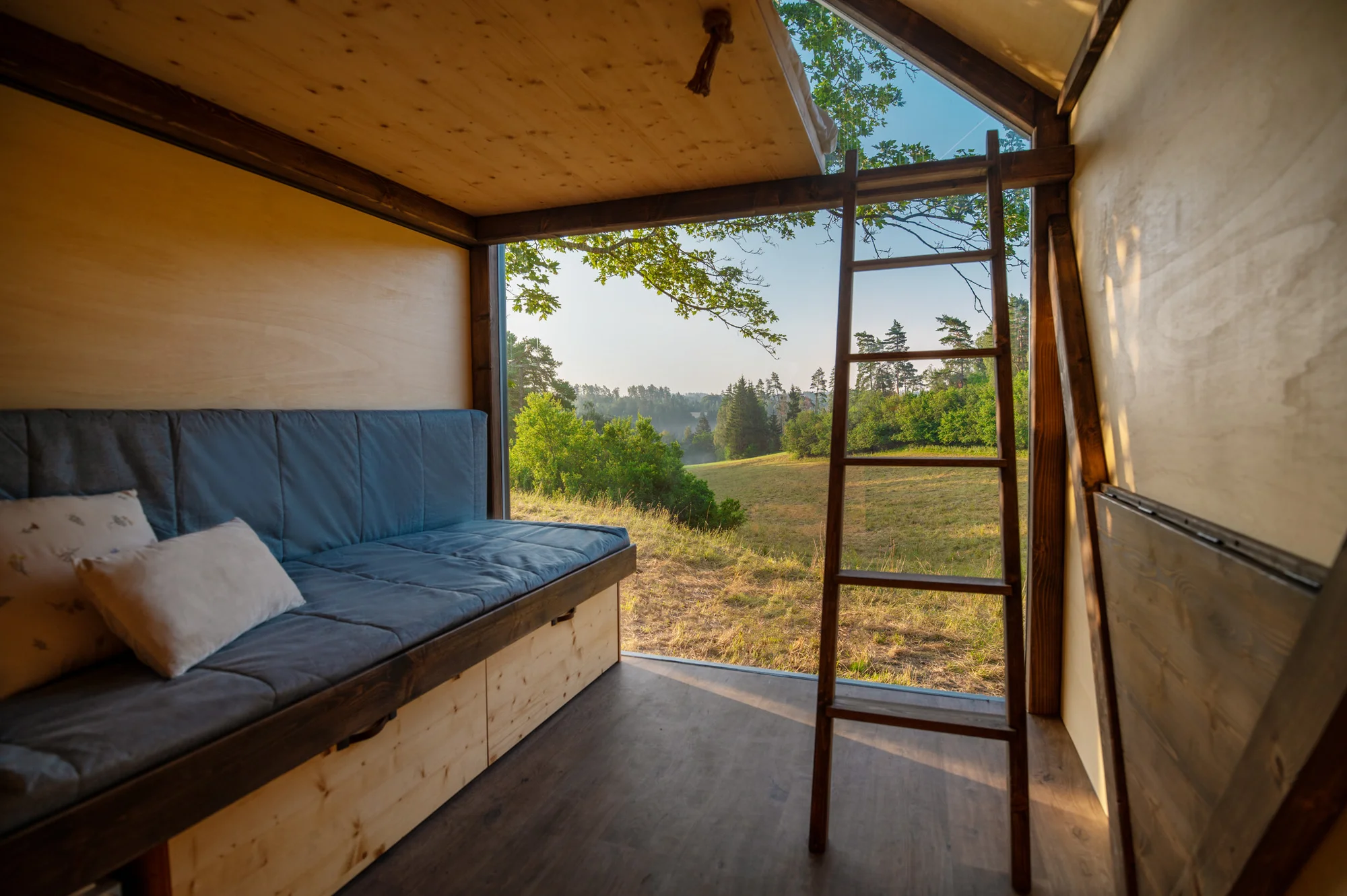 Tiny house uprostřed přírody: přírodní vyhřívaný sud i gril - Obrázek 6