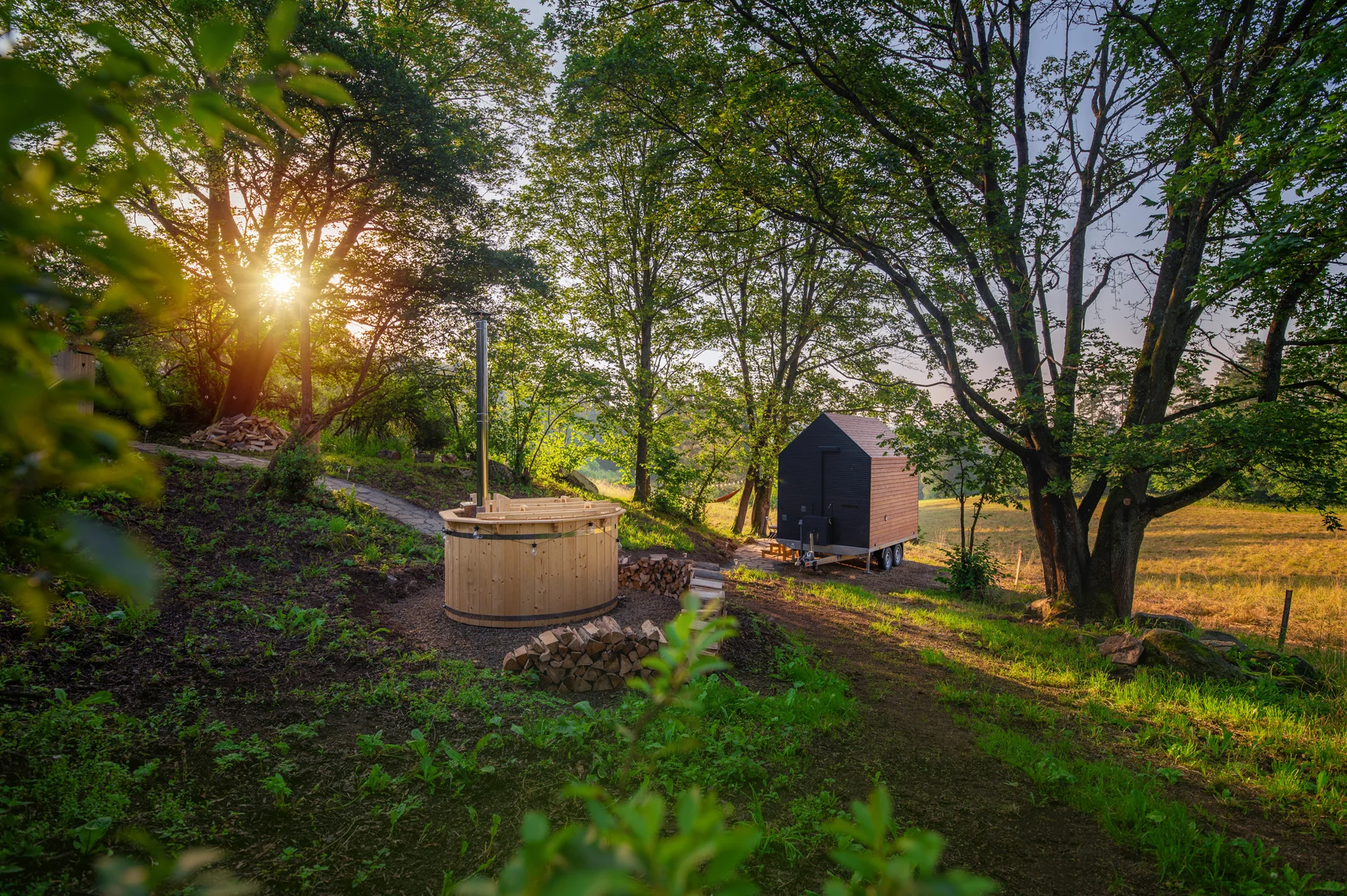Tiny house uprostřed přírody: přírodní vyhřívaný sud i gril - Obrázek 7