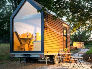 Tiny house uprostřed přírody: přírodní vyhřívaný sud i gril