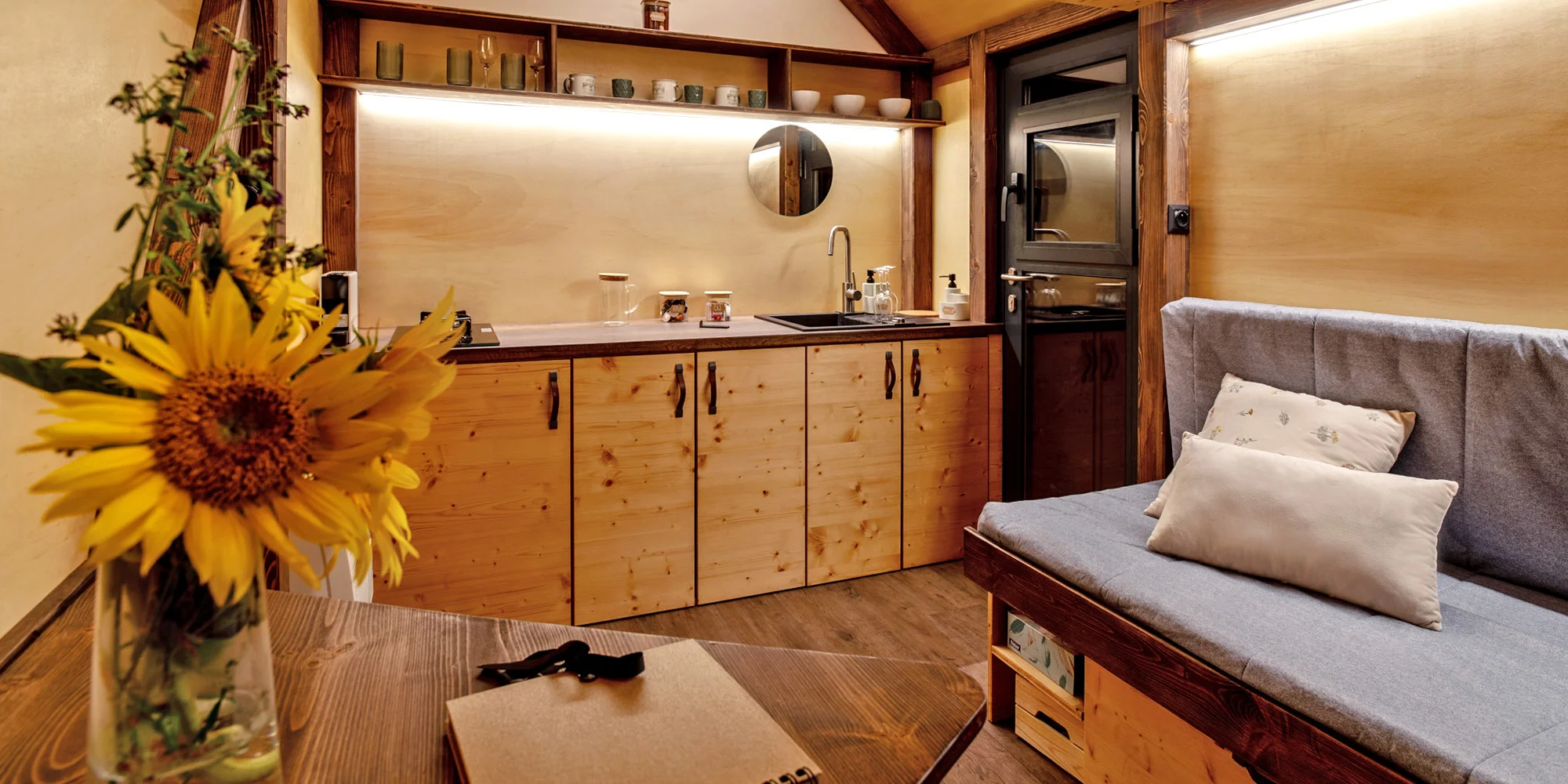 Tiny house uprostřed přírody: přírodní vyhřívaný sud i gril - Obrázek 4