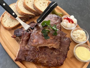 Pečené vepřové koleno nebo žebra s chlebem