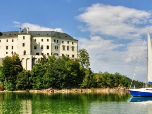 Pronájem jachty na Orlíku: 1-2 noci na vodě