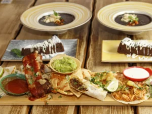 Plato mexických specialit, polévka a dezert pro dva