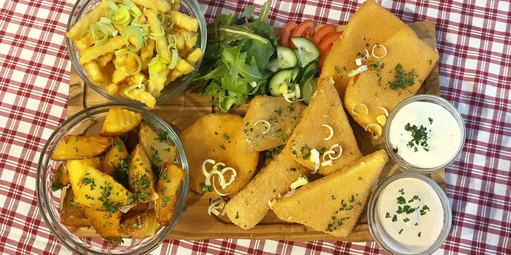 Variace smažených sýrů na prkénku i přílohy: 0,5-1 kg