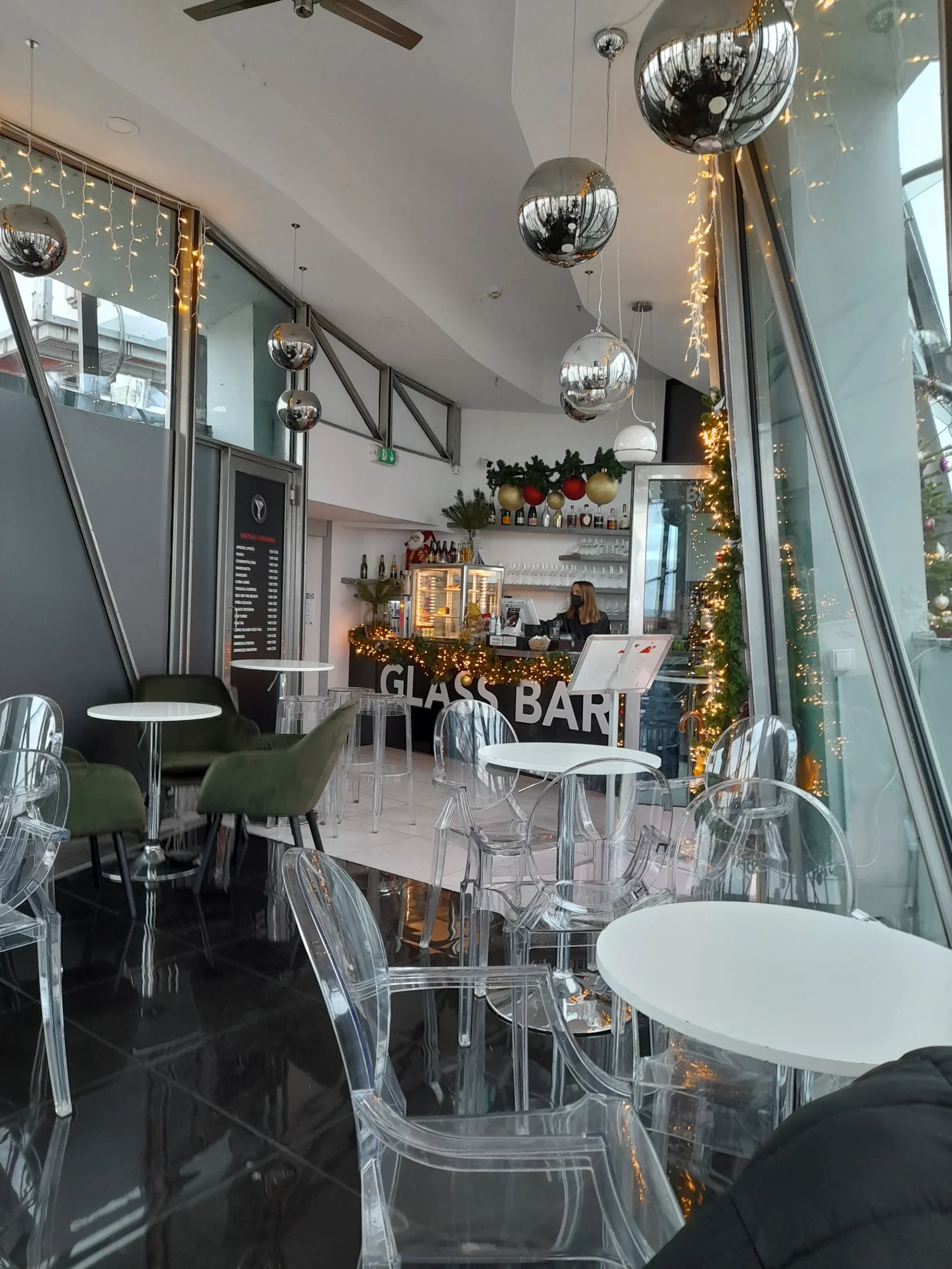 Drink v nejvyšším patře Tančícího domu v Glass Baru - Obrázek 9