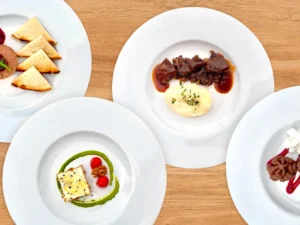 Menu o 6 chodech: líčka, burger i lahev vína pro dva