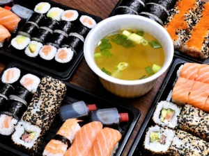 Výběr ze 6 sushi setů s sebou: 14-34 ks, i polévka