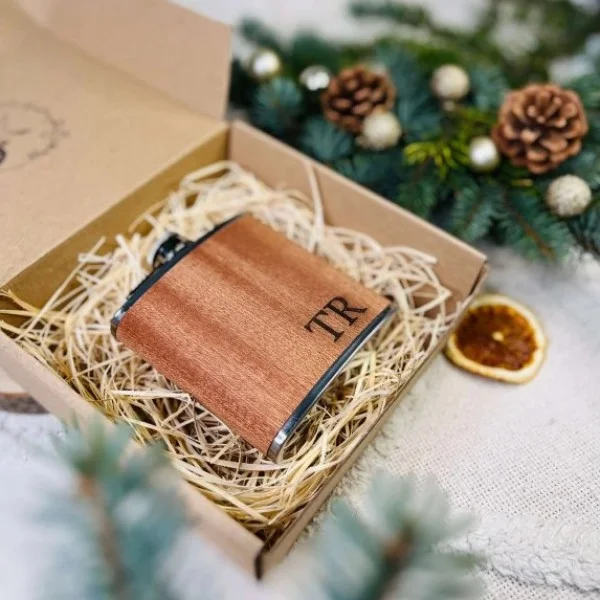 Černá nebo dřevěná placatka s gravírovaným textem - Obrázek 6