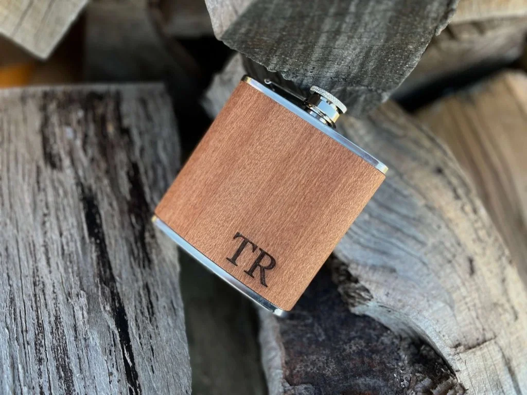 Černá nebo dřevěná placatka s gravírovaným textem - Obrázek 7