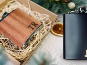 Černá nebo dřevěná placatka s gravírovaným textem