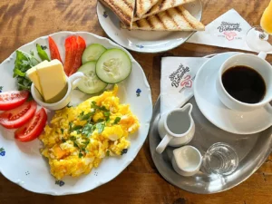 Míchaná vajíčka, teplý nápoj i mimóza: 1-2 osoby