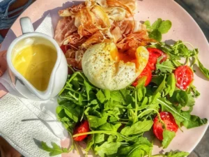 Sladká či slaná snídaně v centru Budějovic: 1-2 os.