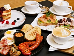 Snídaně dle výběru a nápoj v rodinné kavárně : 1–2 os.