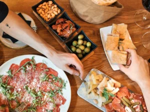 Tapas i degustace vín ve winebaru na Vinohradech