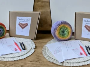 Set na výrobu háčkovaného šátku: příze, háček i návod