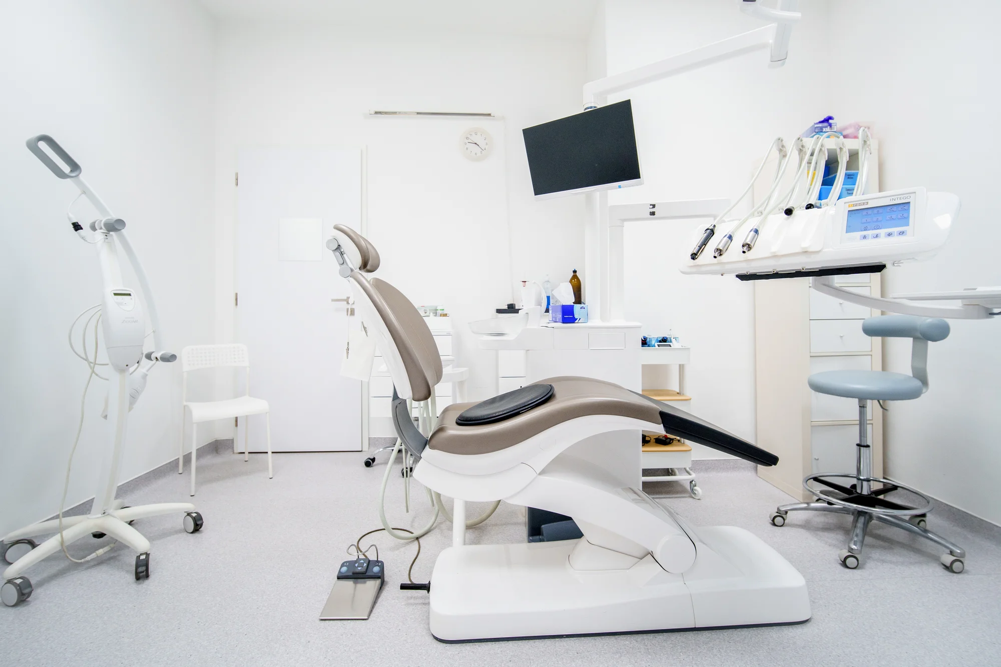 Ordinační bělení zubů LED lampou Philips Zoom - Obrázek 4