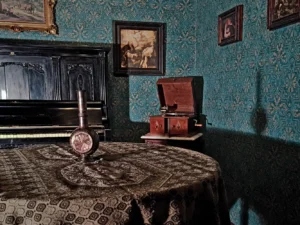 Detektivně-hororová úniková hra Byt č. 13