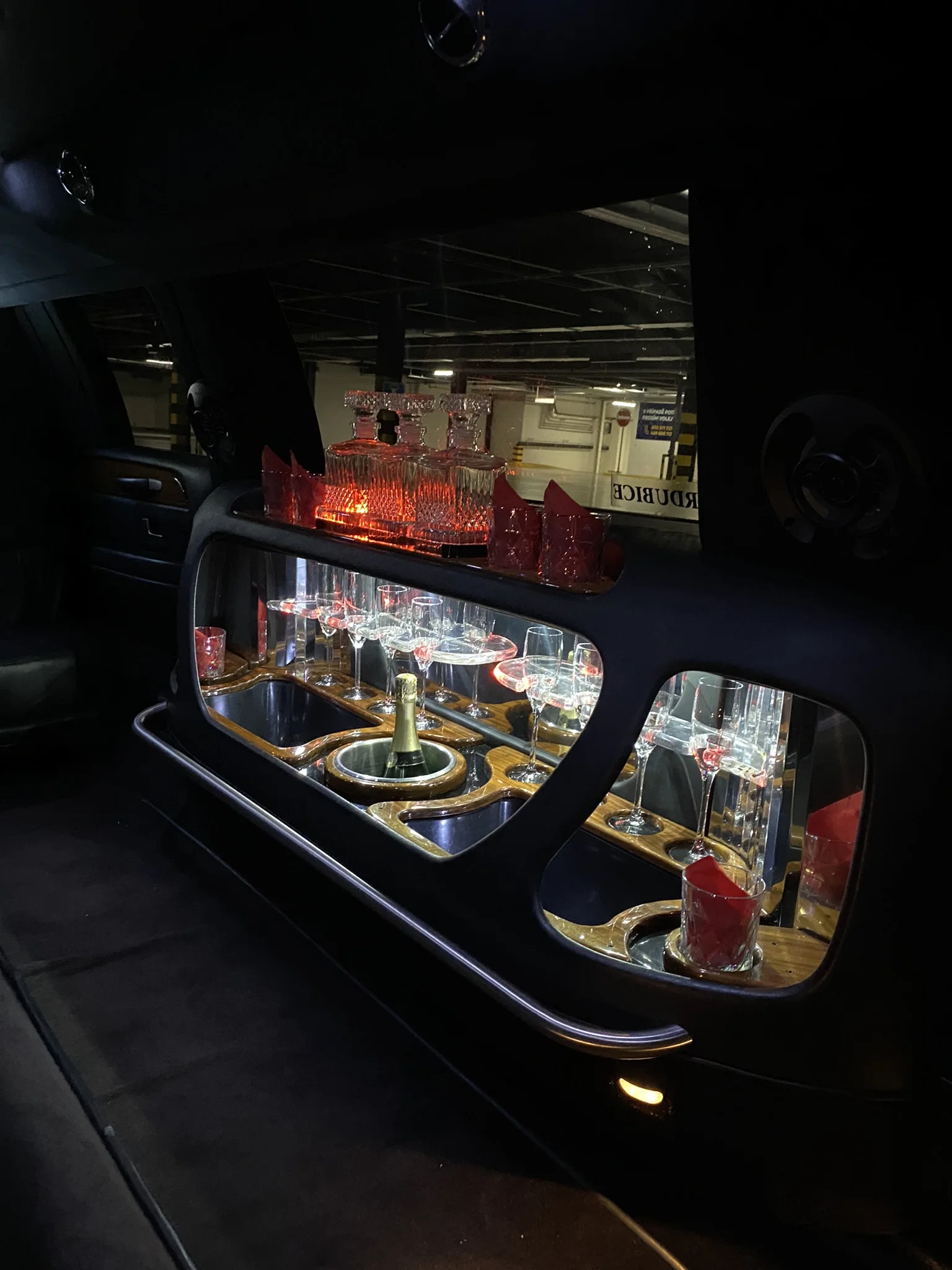 Pronájem limuzíny s řidičem vč. sektu: 30–180 minut - Obrázek 11