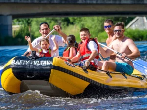 Výlety na raftu po Vltavě pro 2-4 osoby: trasy Č. Krumlovem