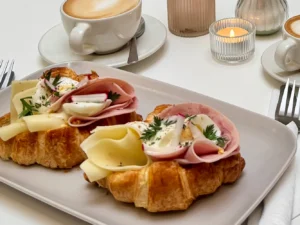 Posezení u Karlova mostu: croissant na slano s nápojem