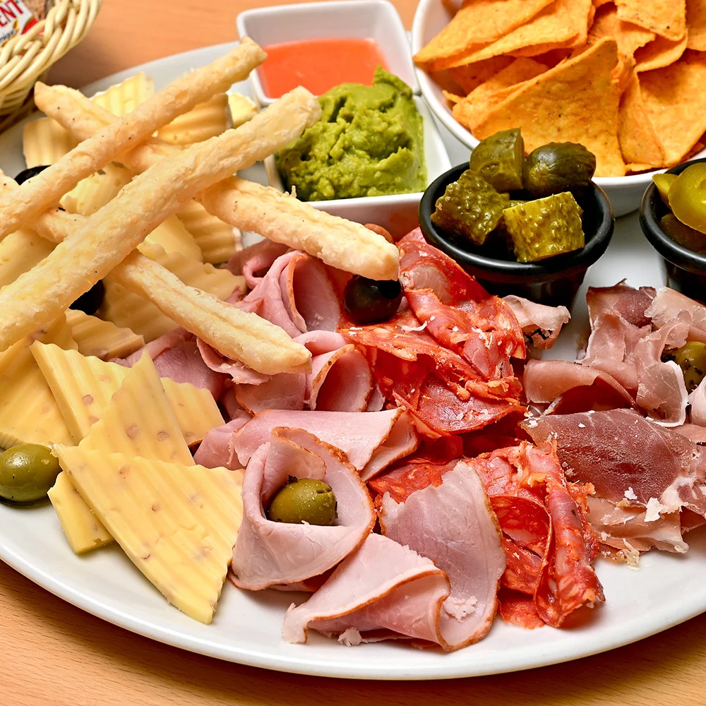 Grand tapas talíř a karafa vína pro 2 osoby - Obrázek 2