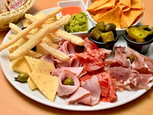 Grand tapas talíř a karafa vína pro 2 osoby