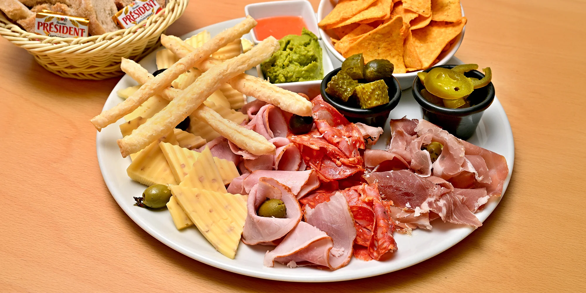 Grand tapas talíř a karafa vína pro 2 osoby